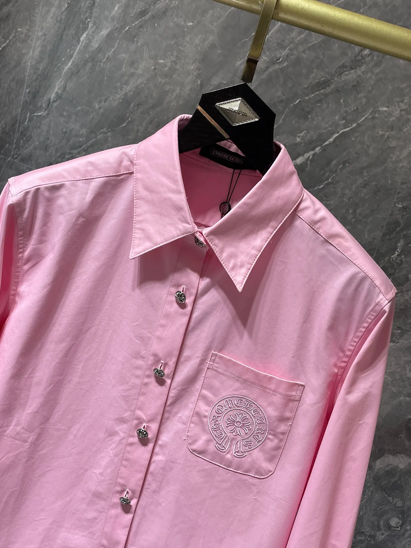 P256 Chrome Hearts shirt series Embroidered colorful classic cross horseshoe patchwork leather twill shirt Original model opening, customized version with high weight bronze silver buckle Specially customized version of the original shirt fabric Can be worn as a jacket or as a base Recommended color: pink Size: S, M, L, XL